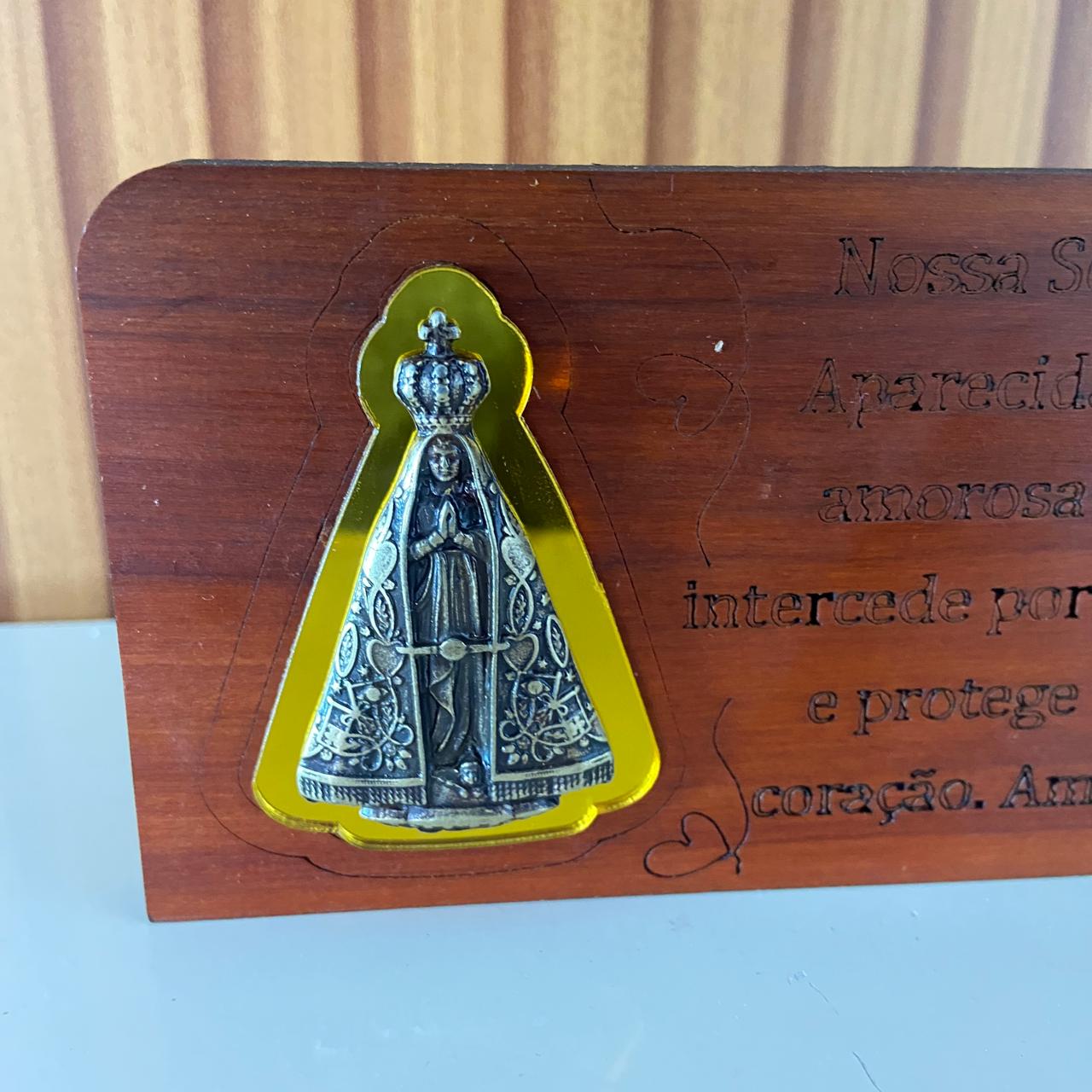 ADORNO DE MESA MADEIRA COM ORAÇÃO NOSSA SENHORA APARECIDA METAL OURO VELHO 7,7CM (1 UNIDADE)
