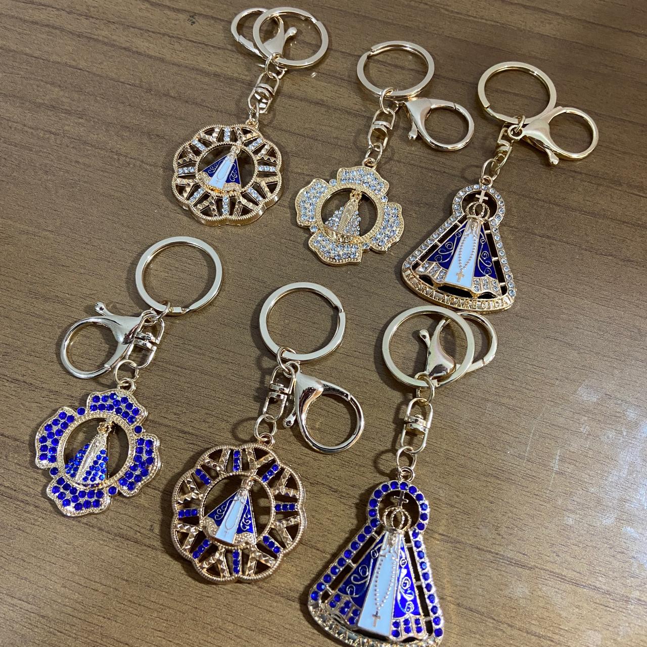 CHAVEIRO LUXO COM MOSQUETE NOSSA SENHORA APARECIDA MODELOS SORTIDOS (6 UNIDADES)