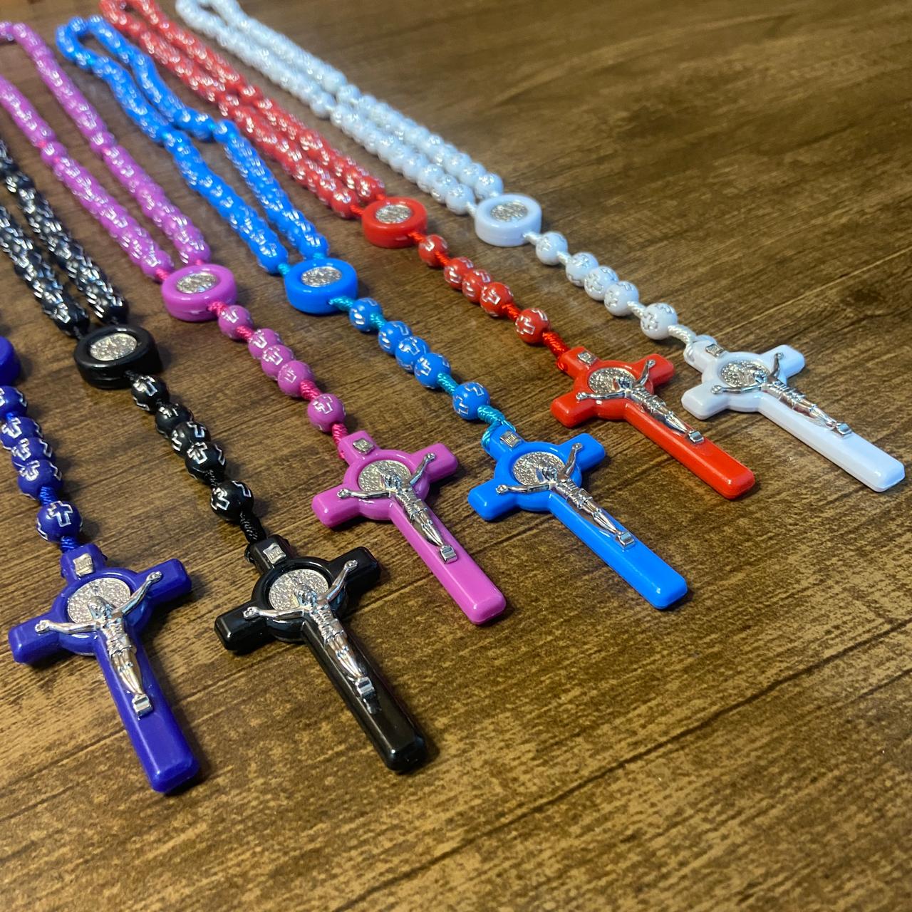 TERÇO NOSSA SENHORA APARECIDA CONTAS DECORADAS CORES SORTIDAS (6 UNIDADES)