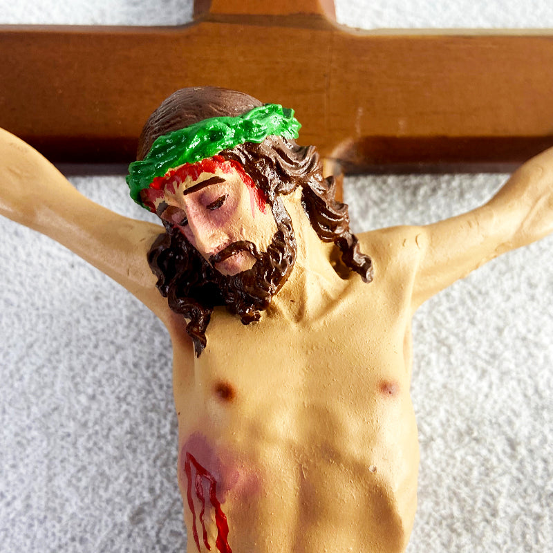 CRUCIFIXO MADEIRA DE PAREDE COM CRISTO DE RESINA NACIONAL 50CM (1 UNIDADE)