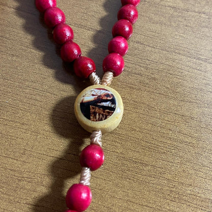 TERÇO DE MADEIRA MÃOS ENSANGUENTADAS DE JESUS 6MM MOD3 (3 UNIDADES)