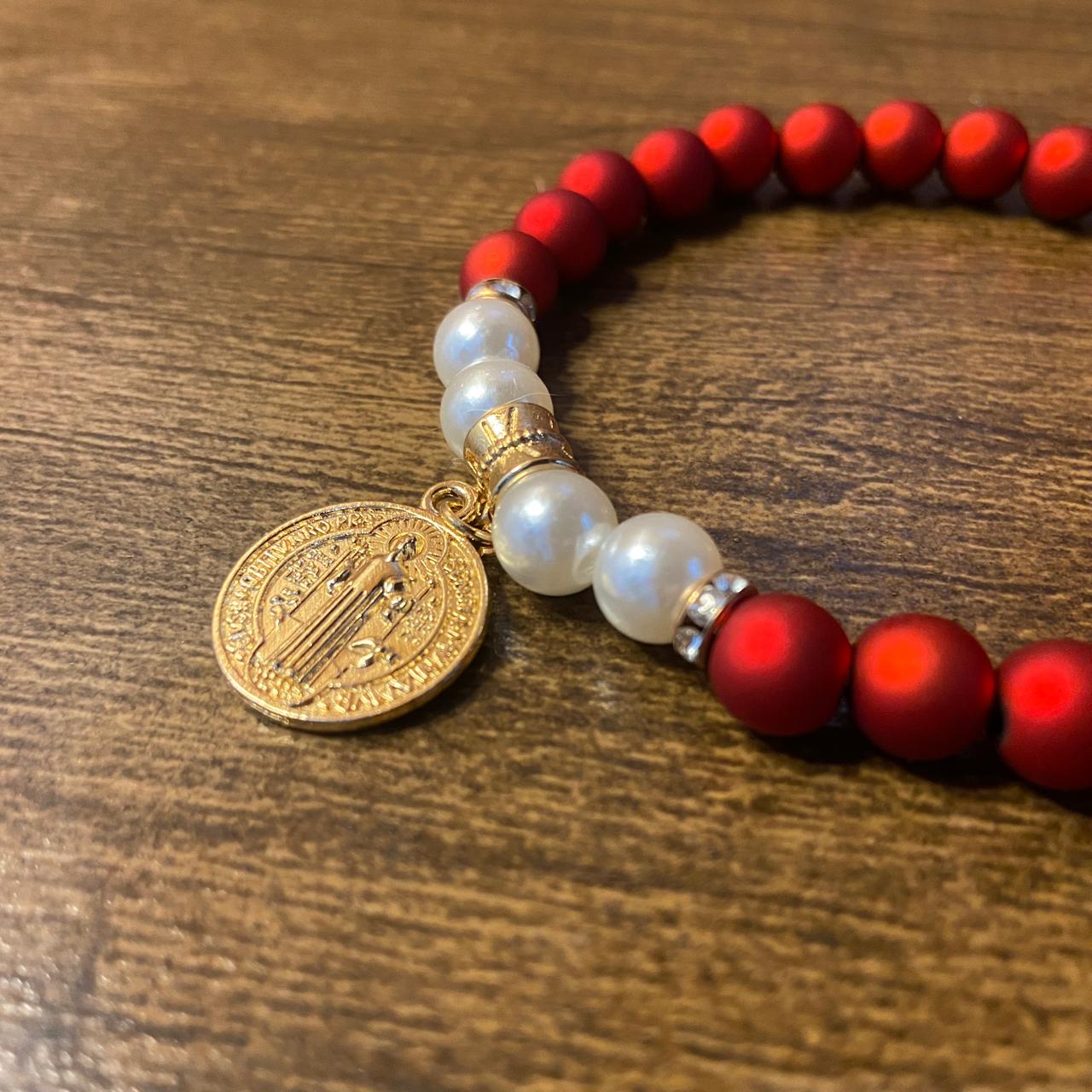 PULSEIRA PÉROLA VERMELHA COM PINGENTE MEDALHA SÃO BENTO  (03 UNIDADE)