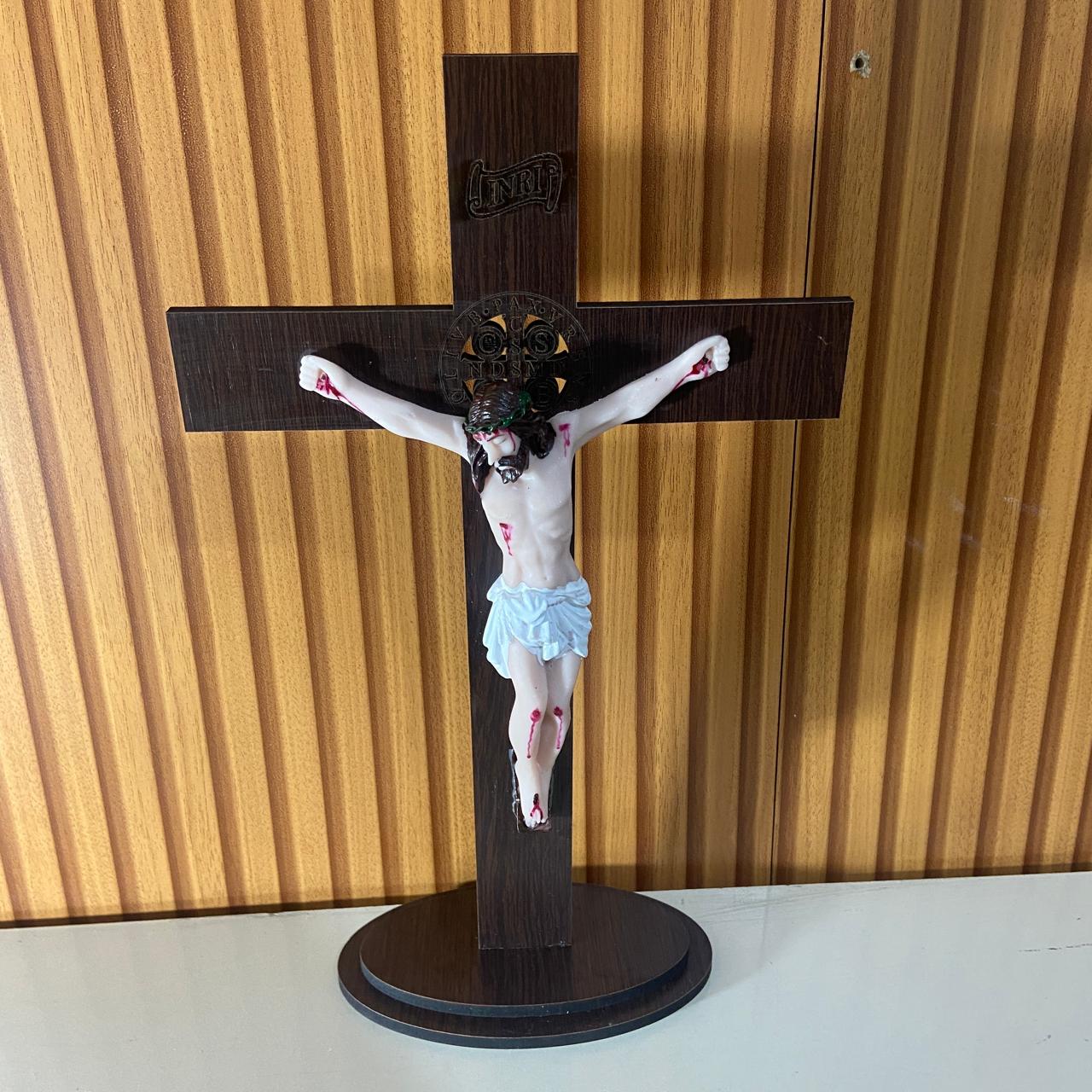CRUCIFIXO MDF DE MESA MEDALHA SÃO BENTO COM CRISTO DE RESINA NACIONAL MOD2 36CM (1 UNIDADE)