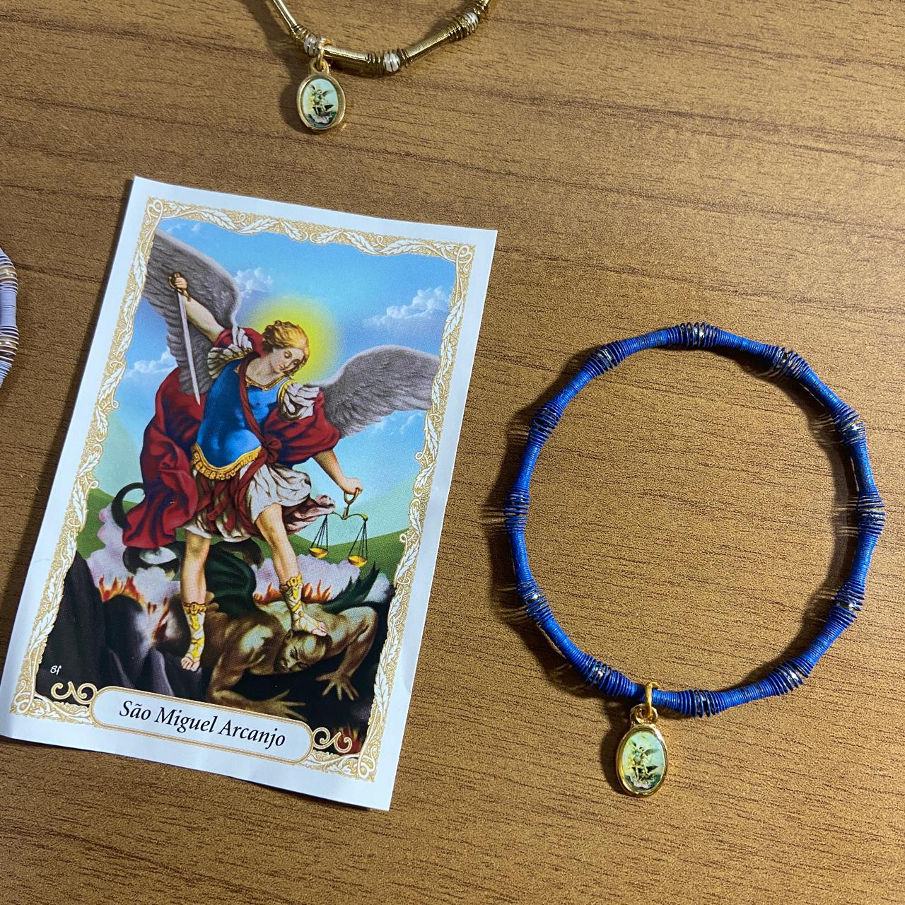 PULSEIRA DE MOLA COM MEDALHA SÃO MIGUEL ARCANJO CORES SORTIDAS  (3 UNIDADES)