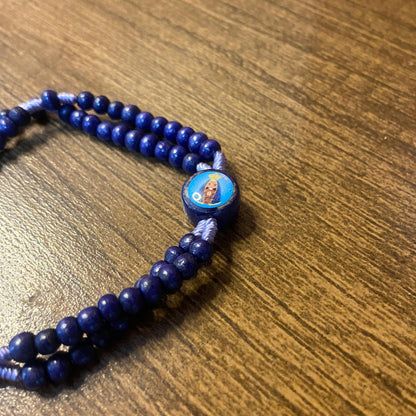 TERÇO PULSEIRA MADEIRA AZUL INFANTIL SANTOS SORTIDOS  04MM ( 12UNIDADES )