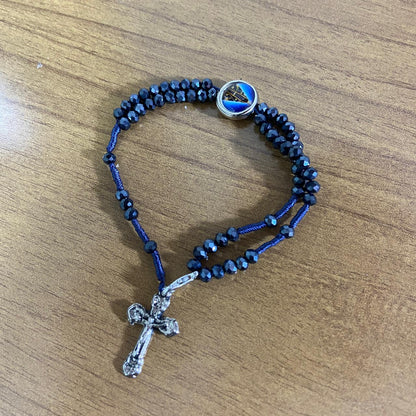TERÇO PULSEIRA CRISTAL GRAFITE COM MEDALHA RESINADA NOSSA SENHORA APARECIDA (3 UNIDADES)
