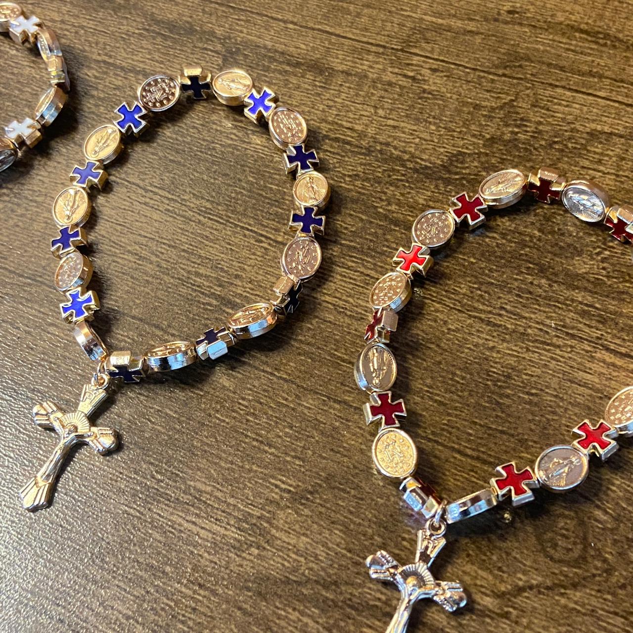 PULSEIRA METAL DOURADO COM MEDALHAS DECORADAS NOSSA SENHORA DAS GRAÇAS CORES SORTIDAS (06 UNIDADES)
