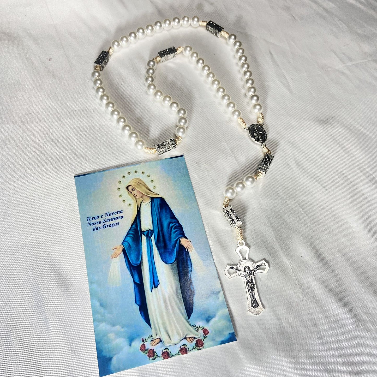 TERÇO PÉROLA CONTEMPLAÇÃO DOS MISTÉRIOS NOSSA SENHORA DAS GRAÇAS 10MM (1 UNIDADE)
