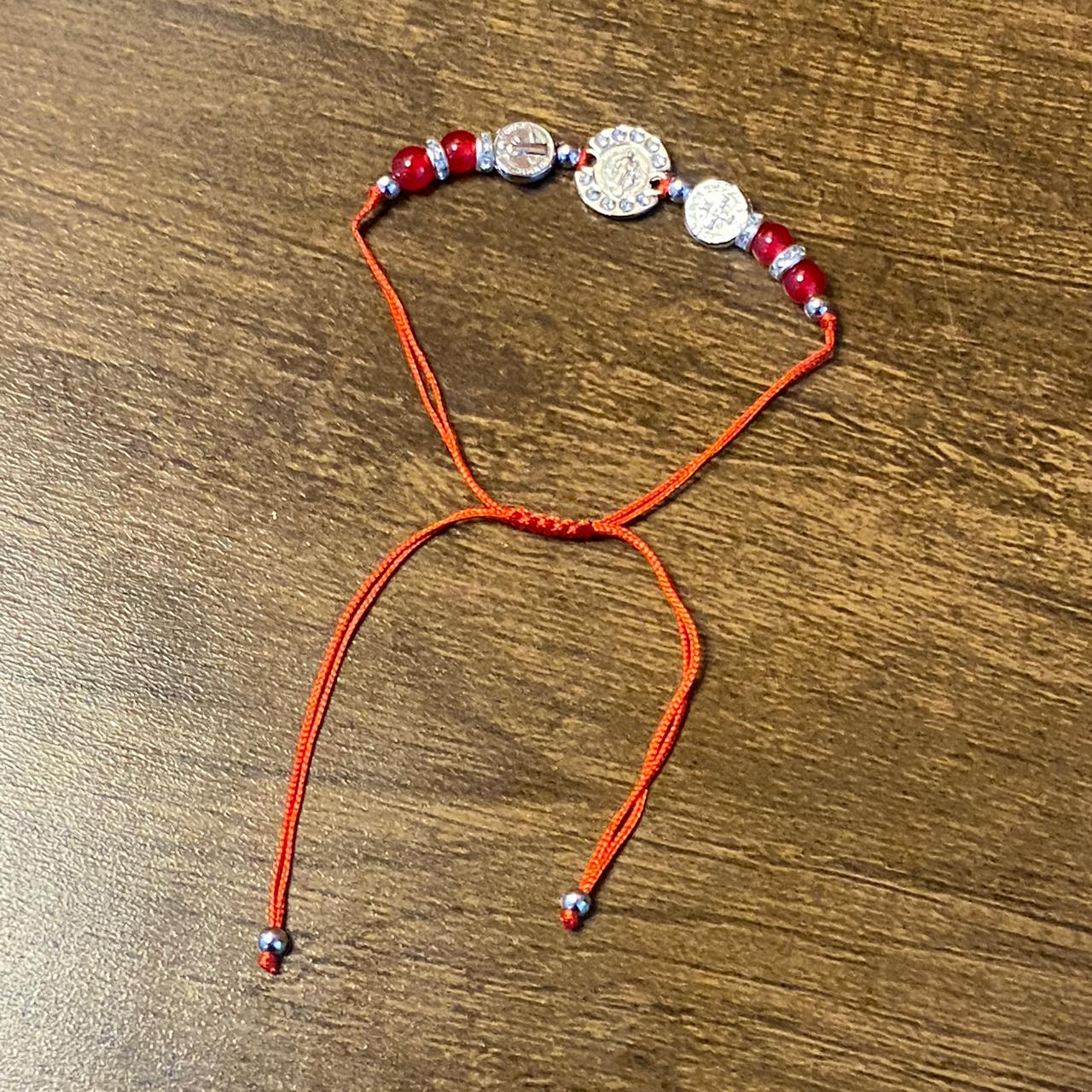 PULSEIRA REGULÁVEL CRISTAL VERMELHO COM MEDALHA SÃO BENTO   ( 01 UNIDADE)