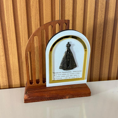 ADORNO DE MESA MADEIRA NOSSA SENHORA APARECIDA DE METAL COM ORAÇÃO 14CM(1 UNIDADE)