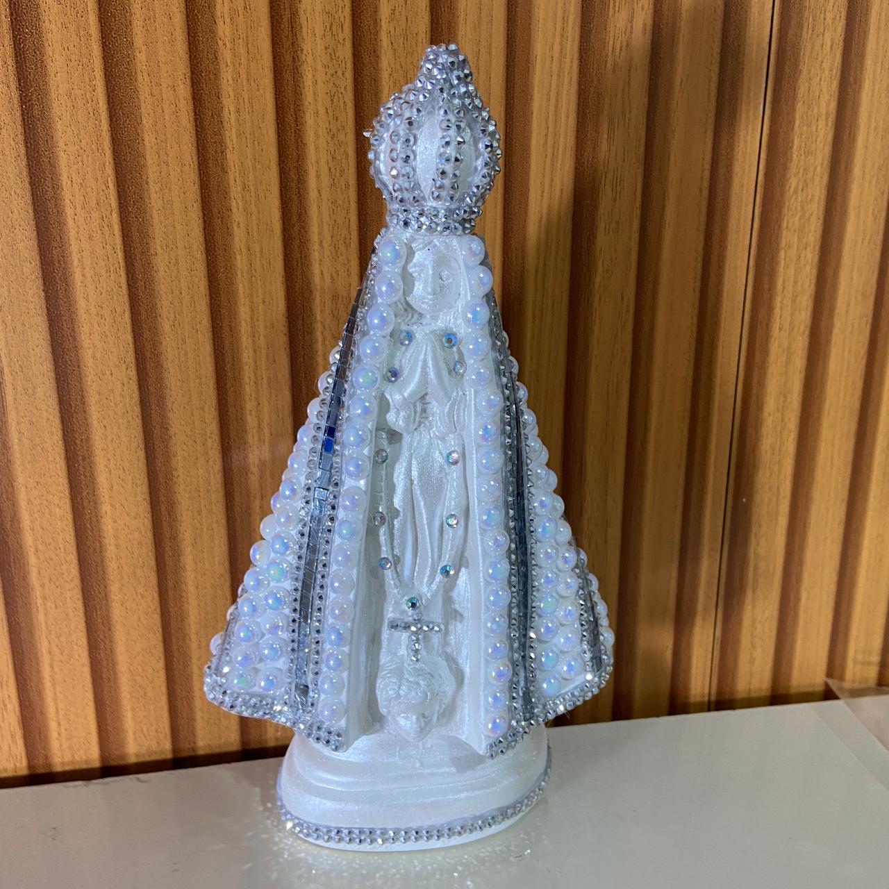 IMAGEM DE GESSO NOSSA SENHORA APARECIDA PÉROLA COM STRASS MOD18 23CM (1 UNIDADE)