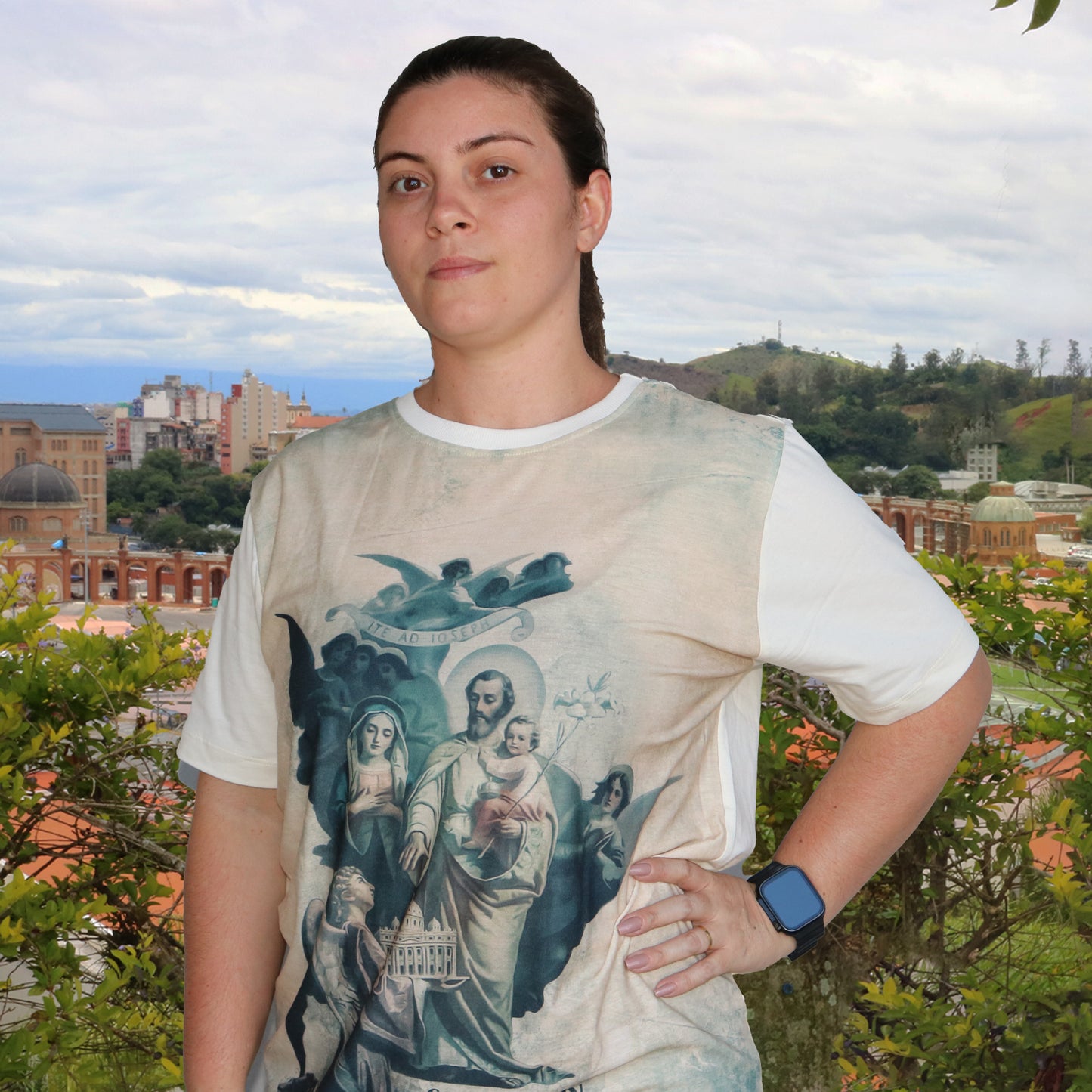 CAMISETA BEGE SAGRADA FAMÍLIA TAMANHO M (1 UNIDADE)