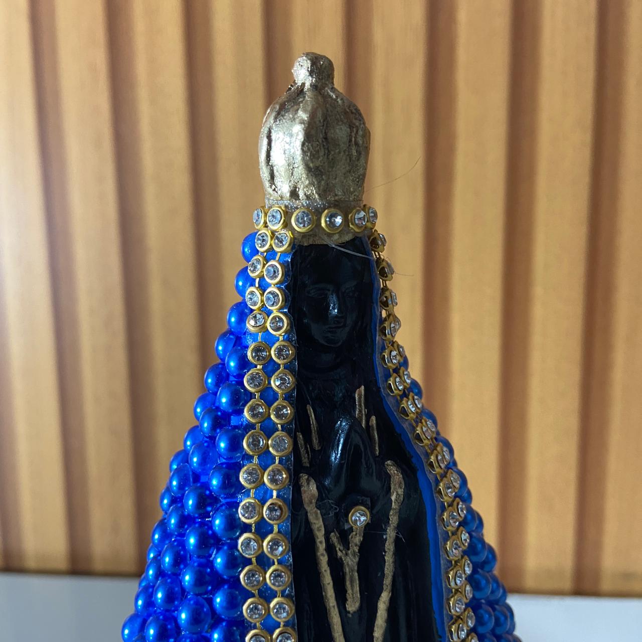 IMAGEM DE GESSO NOSSA SENHORA APARECIDA COM PÉROLA AZUL E STRASS 14CM (1 UNIDADE)