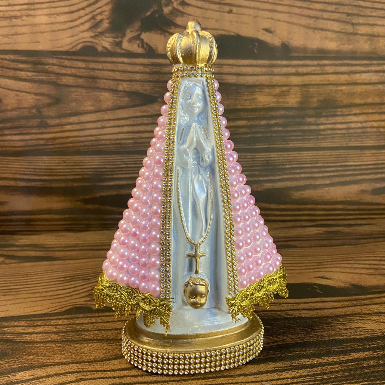 IMAGEM DE GESSO NOSSA SENHORA APARECIDA BRANCA BORDADA COM PÉROLA ROSA 22,5CM MOD 2 (1 UNIDADE)