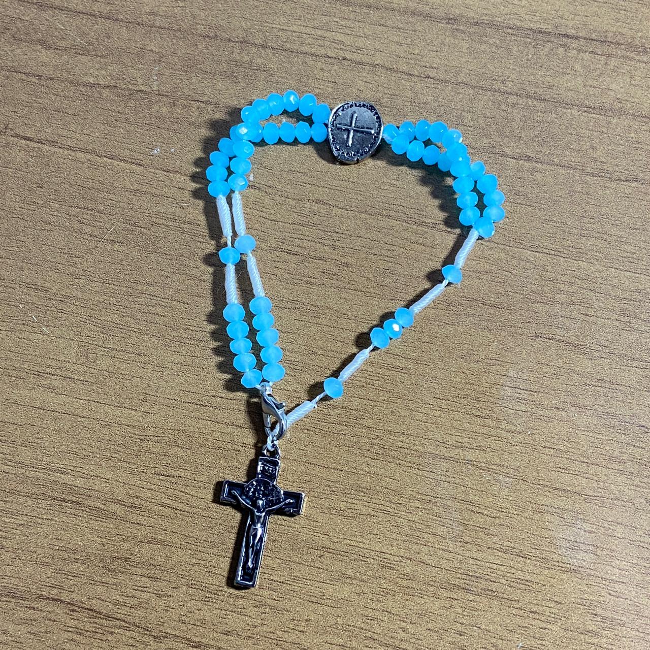 TERÇO PULSEIRA CRISTAL DUAS MEDALHAS AZUL BEBÊ  (3 UNIDADES)