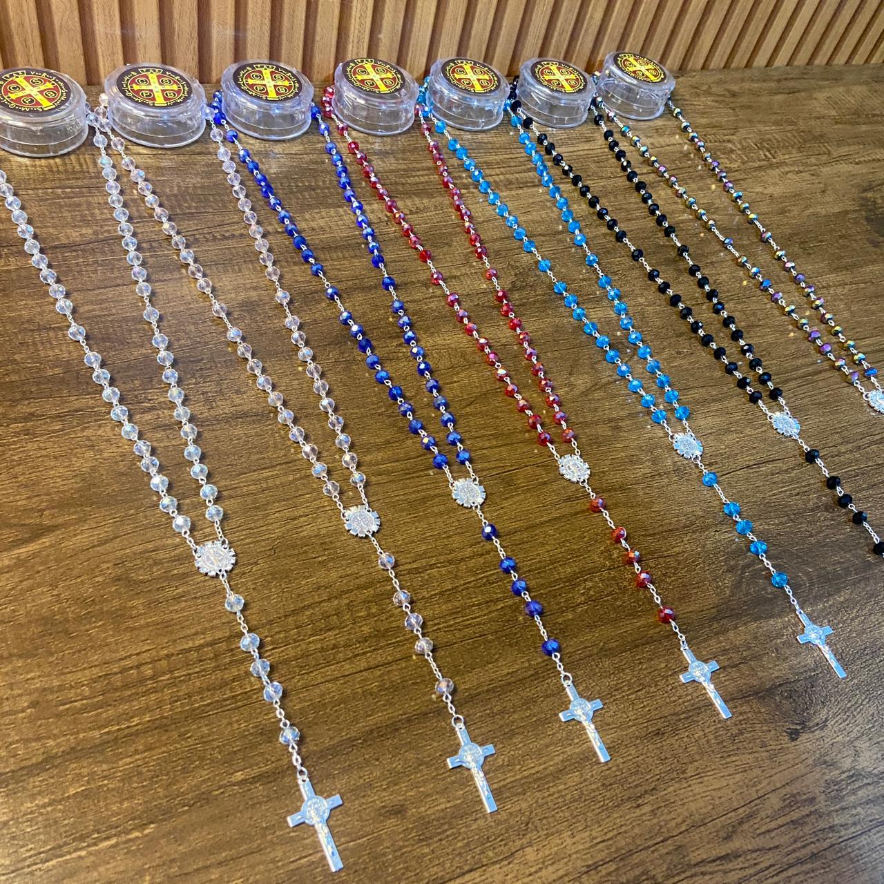TERÇO CRISTAL MEDALHA DE SÃO BENTO COM STRASS CORES SORTIDAS 8MM  ( 6 UNIDADES)