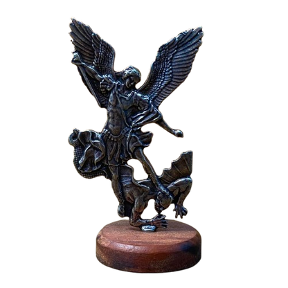 IMAGEM DE MESA METAL OURO VELHO SÃO MIGUEL ARCANJO COM BASE DE MADEIRA 13CM (1 UNIDADE)
