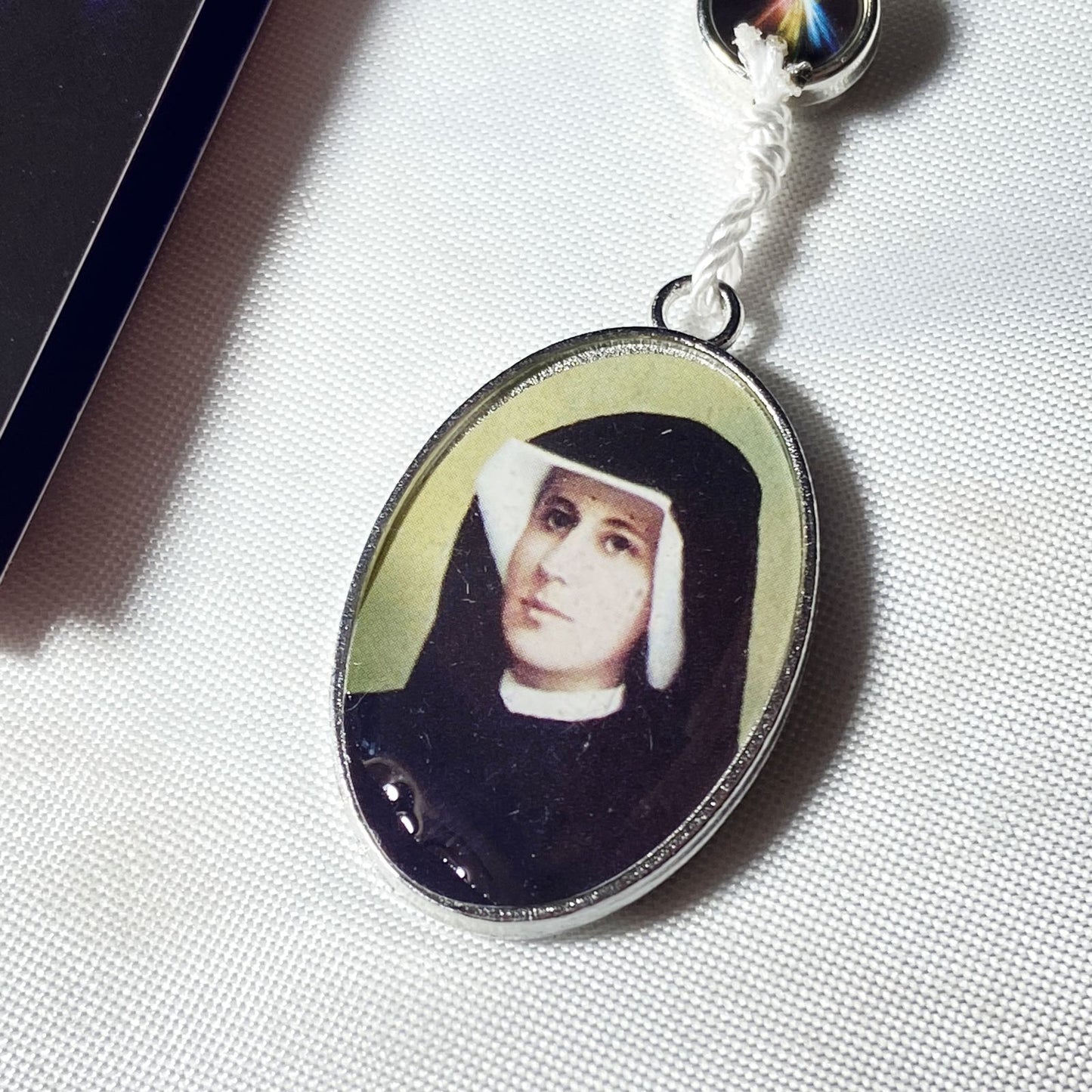 TERÇO ACRÍLICO MISERICÓRDIA 8 MEDALHAS SANTA FAUSTINA (3 UNIDADES)