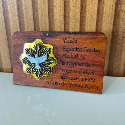 ADORNO DE MESA MADEIRA COM ORAÇÃO DIVINO ESPÍRITO SANTO METAL OURO VELHO 7,7CM (1 UNIDADE)