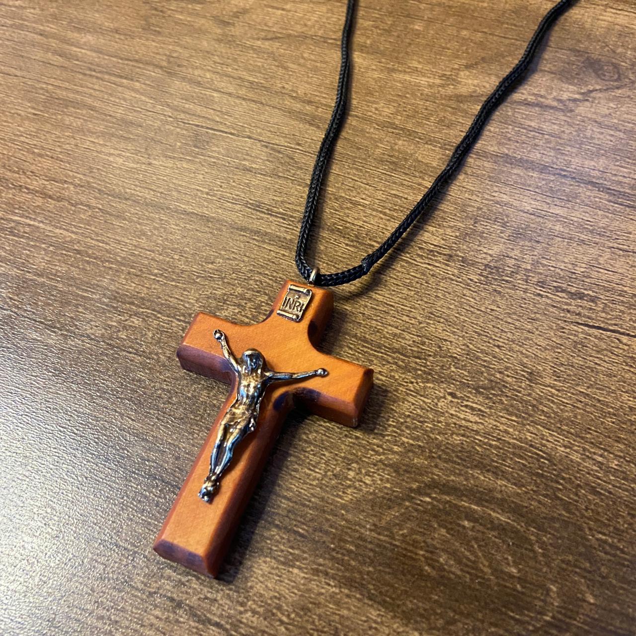 CORDÃO COM CRUCIFIXO DE MADEIRA ( 1 UNIDADE)