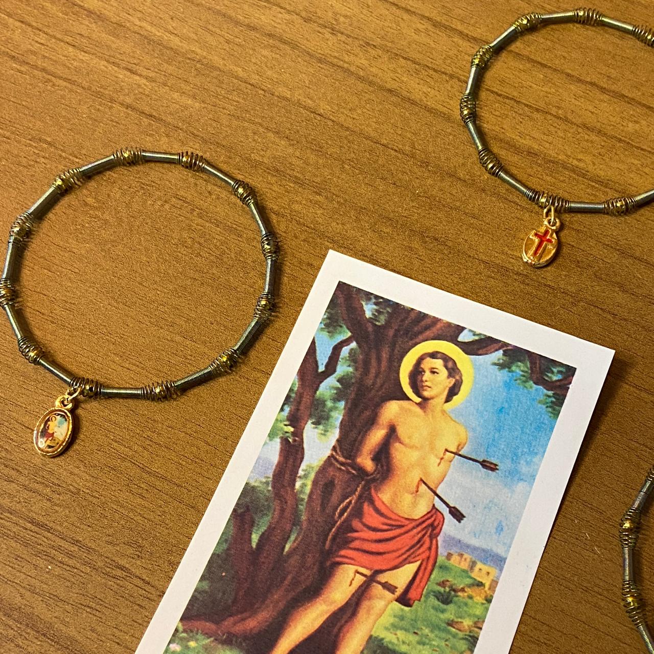 PULSEIRA DE MOLA COM MEDALHA SÃO SEBASTIÃO CORES SORTIDAS  (3 UNIDADES)