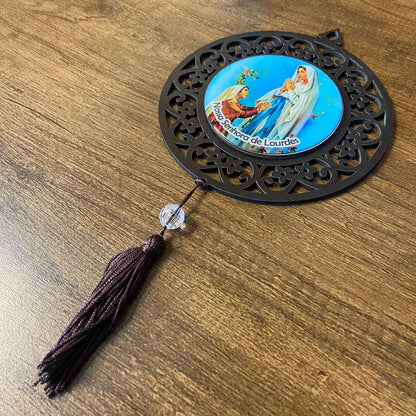 MANDALA MDF TABACO NOSSA SENHORA DE LOURDES 26CM (1 UNIDADE)