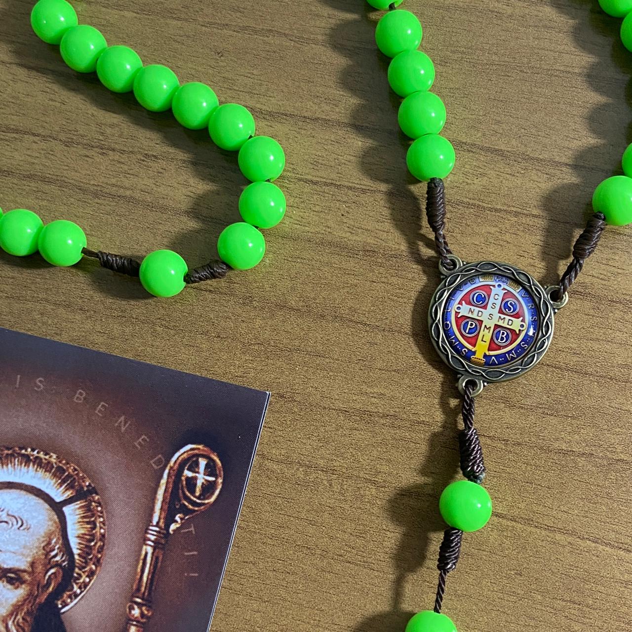 TERÇO PÉROLA VERDE CAMPISTA MEDALHA SÃO BENTO 10MM (1 UNIDADE)