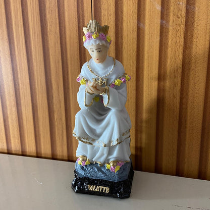 IMAGEM DE RESINA NACIONAL NOSSA SENHORA DE SALETTE SENTADA 16,5CM (1 UNIDADE)