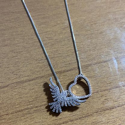 COLAR PRATEADO DIVINO ESPÍRITO SANTO E CORAÇÃO COM STRASS   (1 UNIDADE)