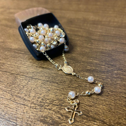 TERÇO DOURADO COM PÉROLA E CRISTAL NOSSA SENHORA APARECIDA 4MM (03 UNIDADES)