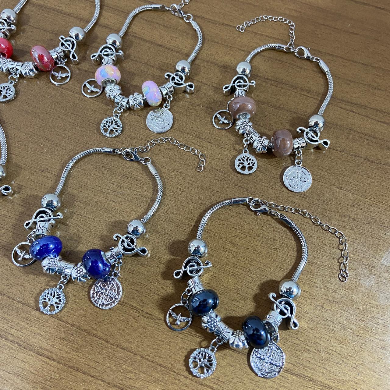 PULSEIRA PRATEADA MEDALHA SÃO BENTO COM BERLOQUES  (6 UNIDADES)