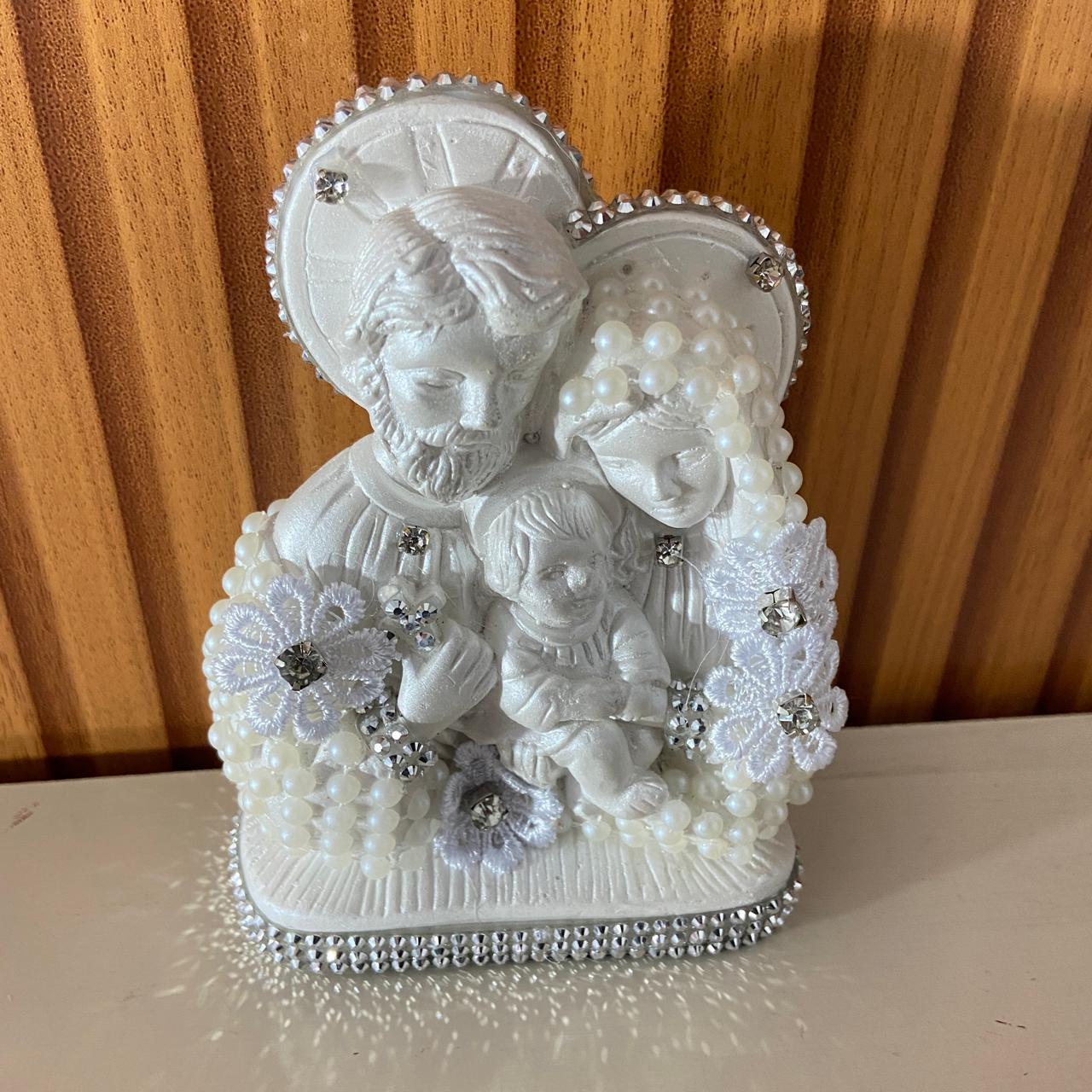 BUSTO DE GESSO SAGRADA FAMÍLIA BRANCO COM PÉROLA E STRASS PRATA 14CM (1 UNIDADE)
