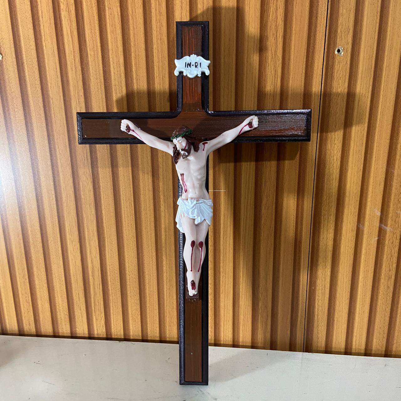CRUCIFIXO MADEIRA DE PAREDE COM CRISTO DE RESINA NACIONAL  38CM (1 UNIDADE)