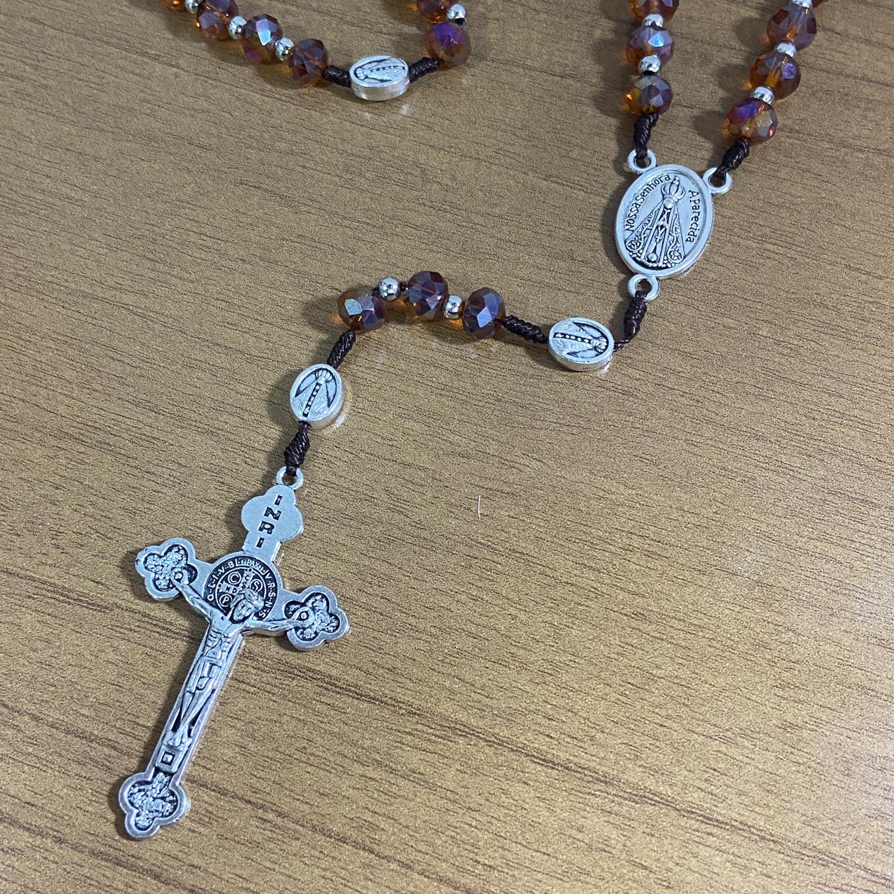 TERÇO CRISTAL NOSSA SENHORA APARECIDA  E SÃO CRISTÓVÃO 6 MM MARROM  (1 UNIDADE)