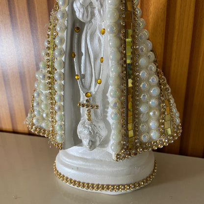 IMAGEM DE GESSO NOSSA SENHORA APARECIDA PÉROLA COM STRASS MOD17 23CM (1 UNIDADE)