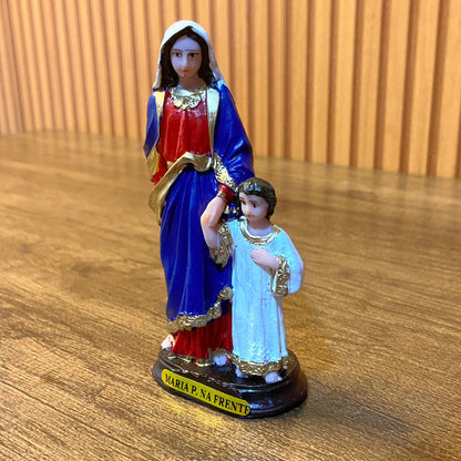 IMAGEM DE RESINA NACIONAL MARIA PASSA A FRENTE 13CM MOD1 (1 UNIDADE)