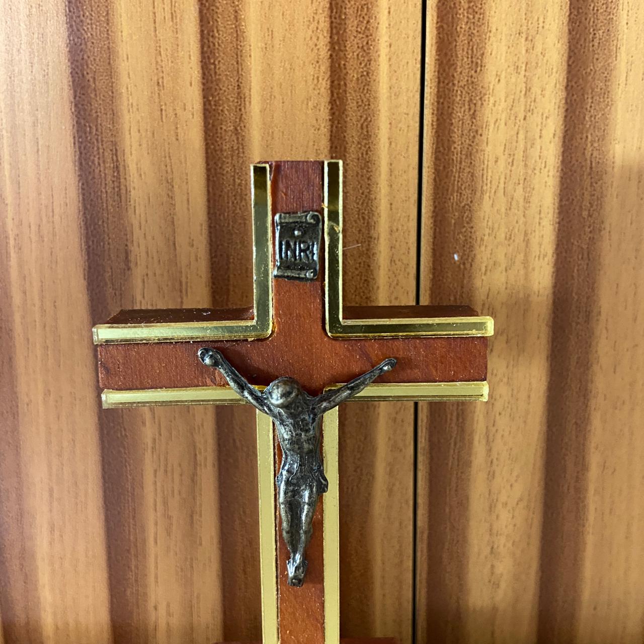 CRUCIFIXO MADEIRA DE MESA COM ACRÍLICO 10CM (1 UNIDADE)