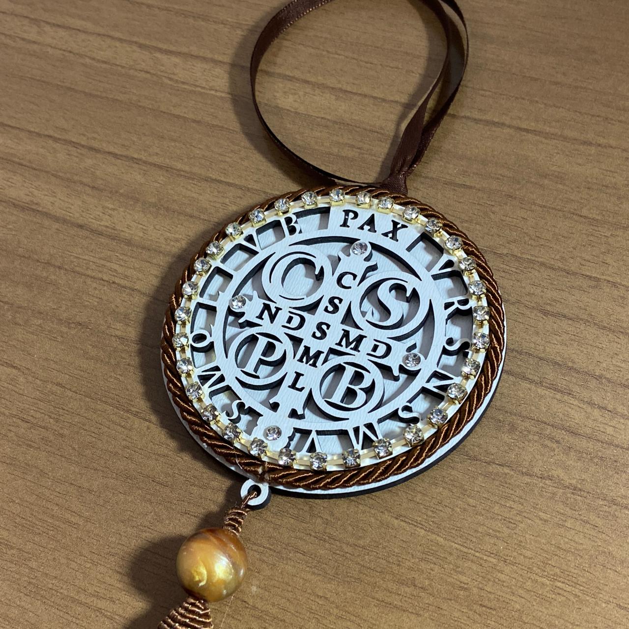 ADORNO MDF MEDALHA SÃO BENTO COM STRASS 23CM (1 UNIDADE)