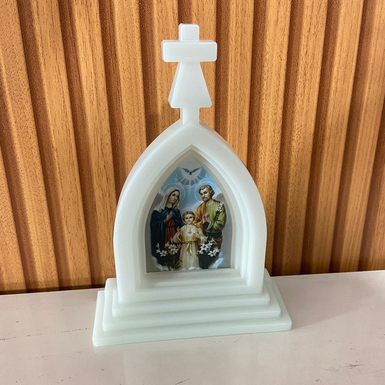 CAPELA ACRÍLICA G SAGRADA FAMÍLIA FLUORESCENTE 18X12CM (1 UNIDADE)