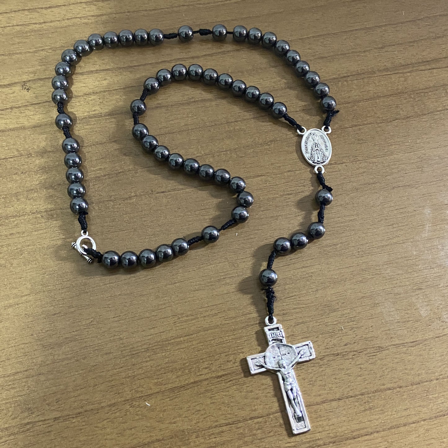 TERÇO DE HEMATITA NOSSA SENHORA APARECIDA COM FECHO 8MM (1 UNIDADE)