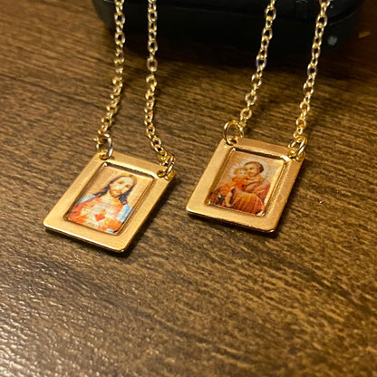 ESCAPULÁRIO DOURADO RESINADO SAGRADO CORAÇÃO DE JESUS E SÃO JOSÉ ( 6 UNIDADE)