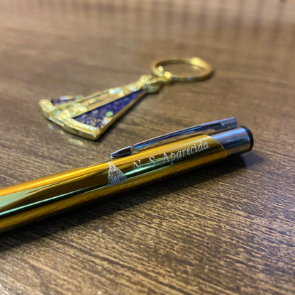 KIT CANETA COM CHAVEIRO NOSSA SENHORA APARECIDA DOURADO ( 1 UNIDADE)