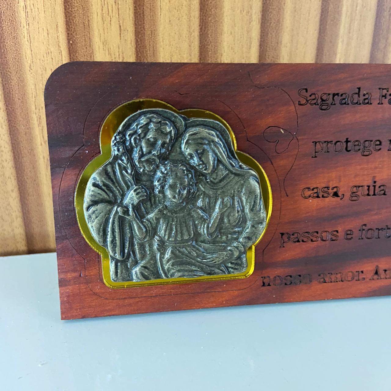 ADORNO DE MESA MADEIRA COM ORAÇÃO SAGRADA FAMÍLIA METAL OURO VELHO 7,7CM (1 UNIDADE)