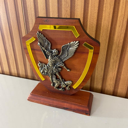 ADORNO DE MESA MADEIRA ESCUDO SÃO MIGUEL ARCANJO  METAL OURO VELHO 15,7CM (1 UNIDADE)
