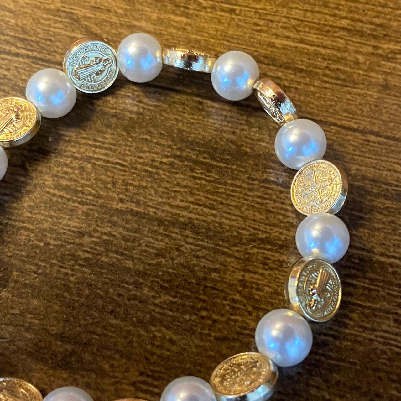 PULSEIRA PÉROLA COM MEDALHAS DECORADAS MEDALHA SÃO BENTO DOURADA  (06 UNIDADES)