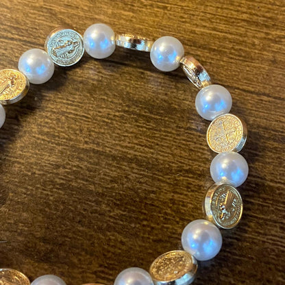 PULSEIRA PÉROLA COM MEDALHAS DECORADAS MEDALHA SÃO BENTO DOURADA  (06 UNIDADES)