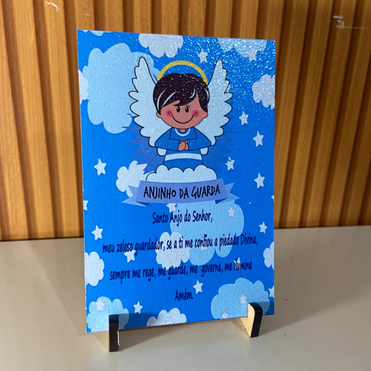 PLAQUINHA DE MESA MDF RESINADO ANJINHO DA GUARDA AZUL 19CM x 13CM  (1 UNIDADE)