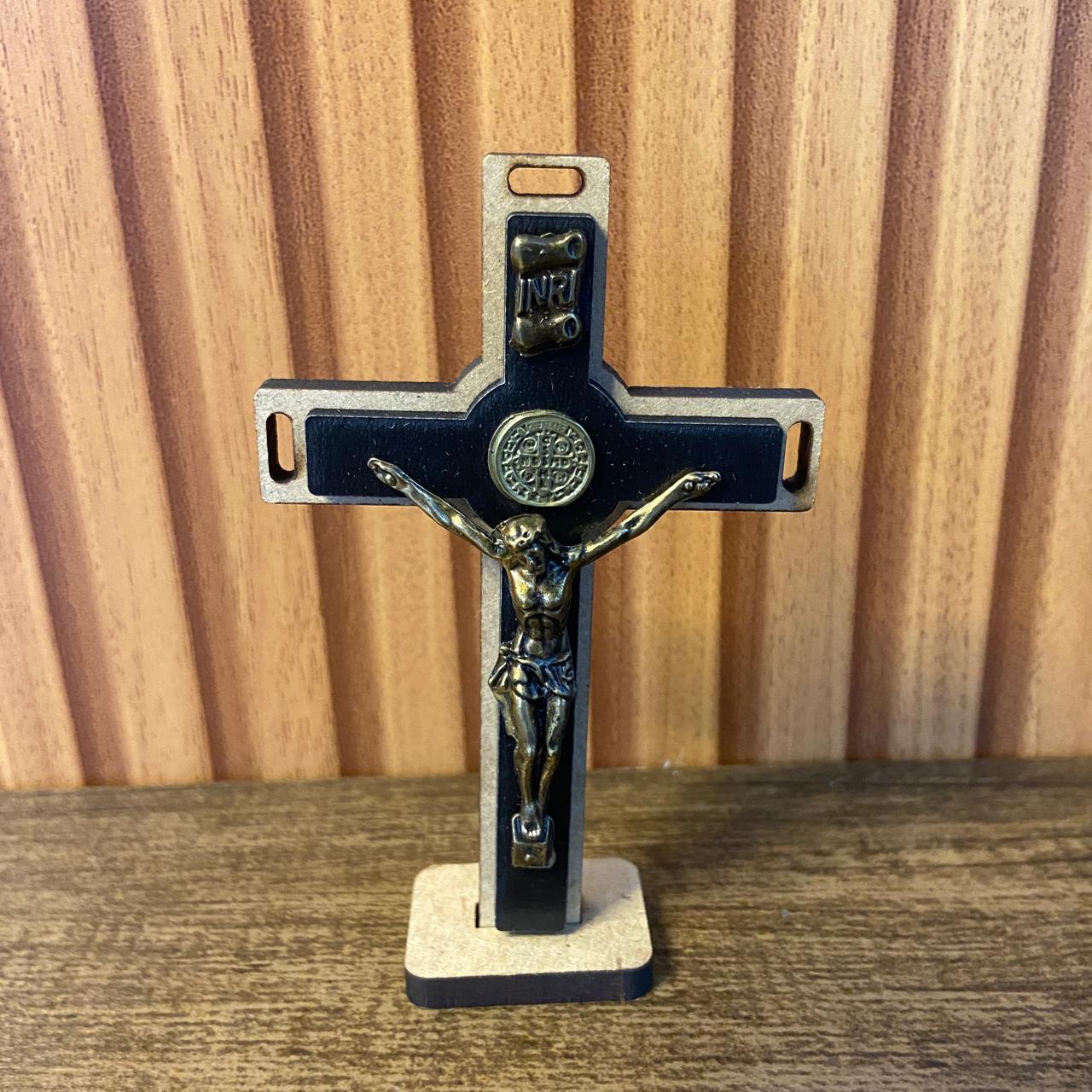 CRUCIFIXO MDF DE MESA MEDALHA SÃO BENTO 11CM (1 UNIDADE)