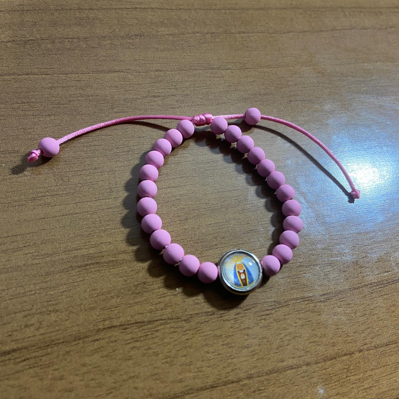PULSEIRA ROSA REGULÁVEL COM MEDALHA RESINADA NOSSA SENHORA APARECIDA (6 UNIDADES)