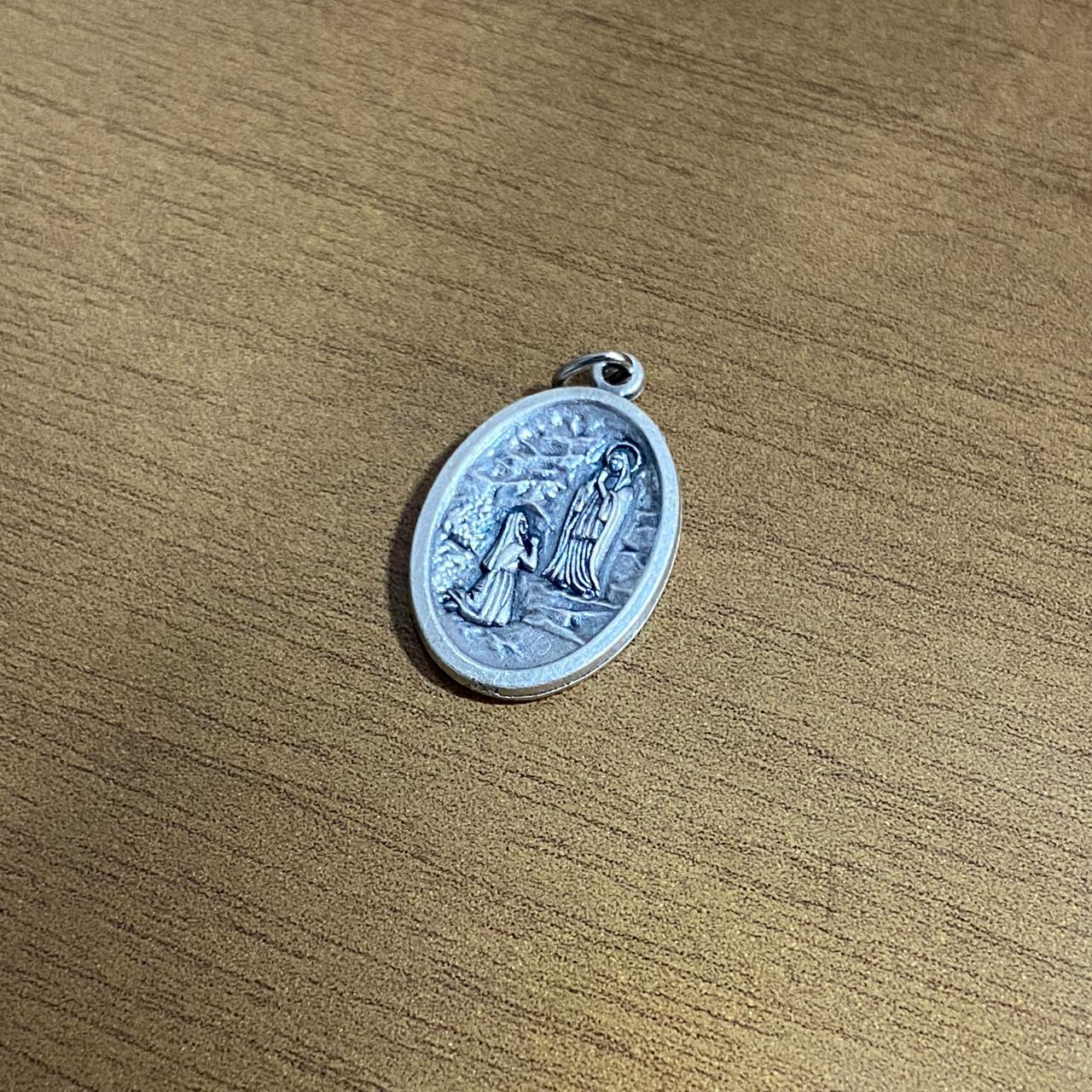 MEDALHA ITALIANA NOSSA SENHORA DE LOURDES E SANTA BERNADETTE (6 UNIDADES)